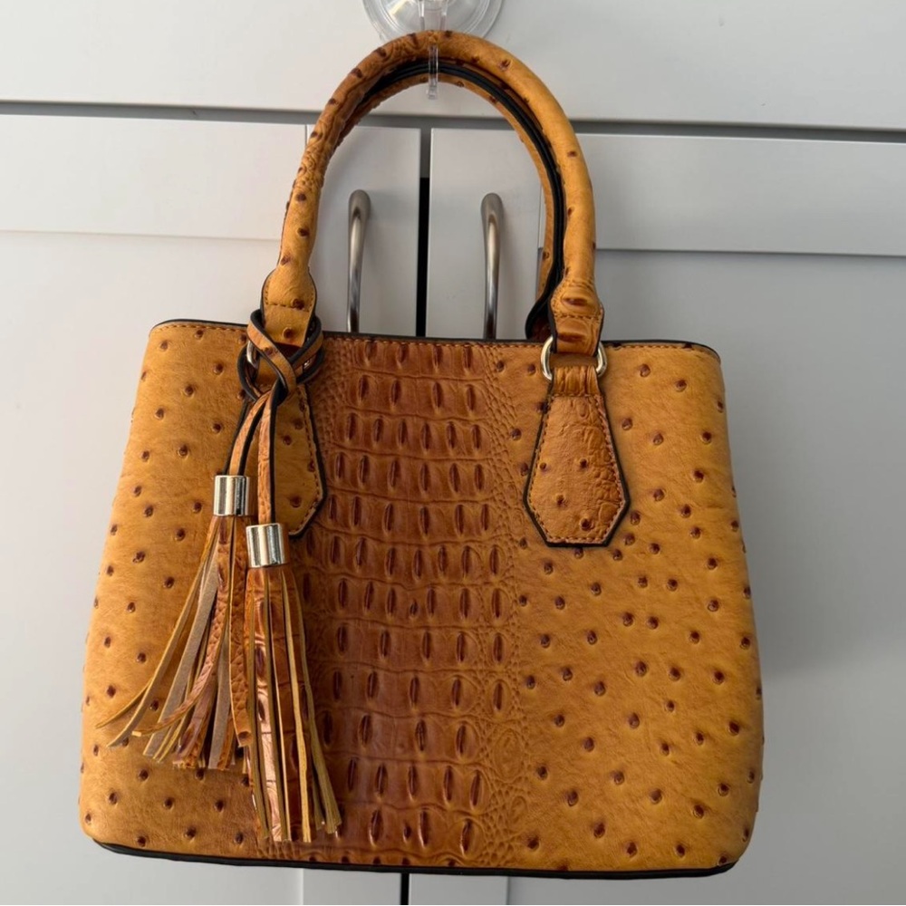 Elegant Tan Ostrich pattern Handbag - Picture 2 of 7